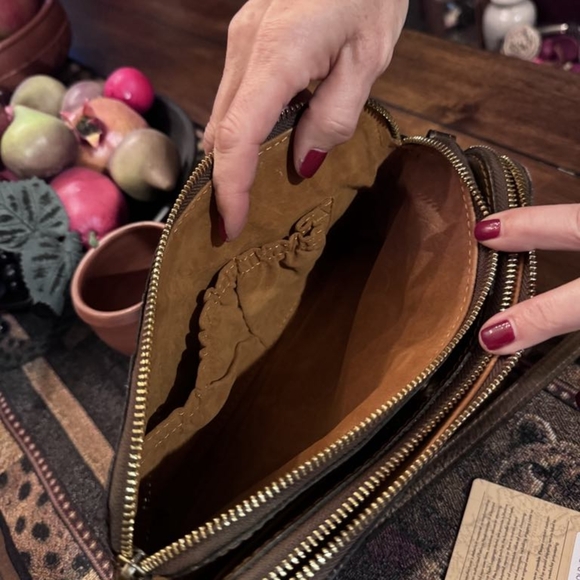 Patricia Nash Chambery Crossbody in Antique Gold, Unused and Beautiful - Picture 7 of 11